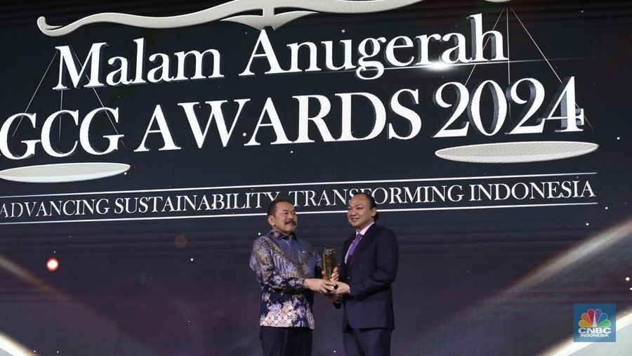 Direktur PT Bayan Resources Tbk, Alexander Ery Wibowo menerima penghargaan Most Excellence Compliance in Coal Company dalam acara Malam Anugerah GCG Awards 2024 di Kempinski Bali Room, Jakarta, Selasa (15/10/2024). (CNBC Indonesia/Tri Susilo)