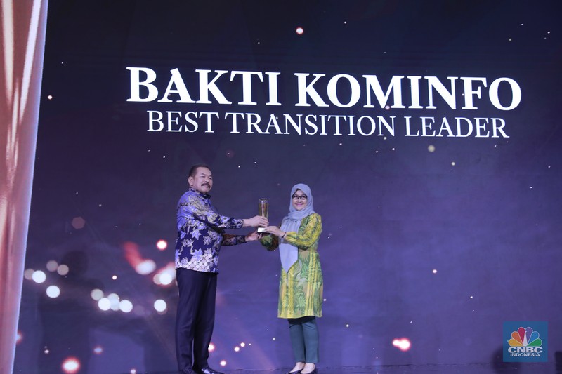 Direktur PT Bayan Resources Tbk, Alexander Ery Wibowo menerima penghargaan Most Excellence Compliance in Coal Company dalam acara Malam Anugerah GCG Awards 2024 di Kempinski Bali Room, Jakarta, Selasa (15/10/2024). Direktur PT Bayan Resources Tbk, Alexander Ery Wibowo menerima penghargaan Most Excellence Compliance in Coal Company dalam acara Malam Anugerah GCG Awards 2024 di Kempinski Bali Room, Jakarta, Selasa (15/10/2024). (CNBC Indonesia/Tri Susilo)