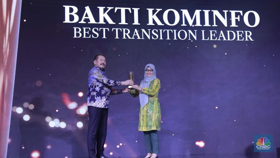 Direktur PT Bayan Resources Tbk, Alexander Ery Wibowo menerima penghargaan Most Excellence Compliance in Coal Company dalam acara Malam Anugerah GCG Awards 2024 di Kempinski Bali Room, Jakarta, Selasa (15/10/2024). (վ/Tri Susilo)