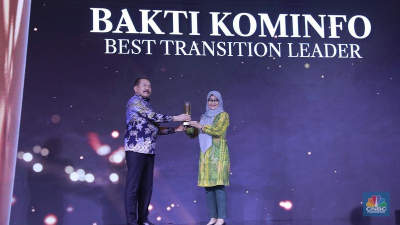 Direktur PT Bayan Resources Tbk, Alexander Ery Wibowo menerima penghargaan Most Excellence Compliance in Coal Company dalam acara Malam Anugerah GCG Awards 2024 di Kempinski Bali Room, Jakarta, Selasa (15/10/2024). (CNBC Indonesia/Tri Susilo)