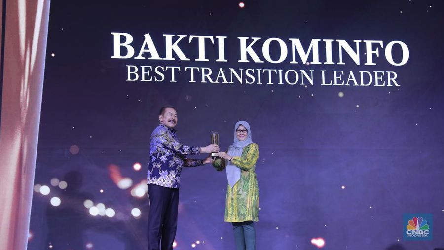 Direktur Utama Bakti Kominfo, Fadhilah Mathar menerima penghargaan Best Transition Leader dalam acara Malam Anugerah GCG Awards 2024 di Kempinski Bali Room, Jakarta, Selasa (15/10/2024). Direktur Utama Bakti Kominfo, Fadhilah Mathar menerima penghargaan Best Transition Leader dalam acara Malam Anugerah GCG Awards 2024 di Kempinski Bali Room, Jakarta, Selasa (15/10/2024). (²©²ÊÍøÕ¾/Muhammad Sabki)