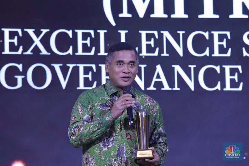 Direktur PT Bayan Resources Tbk, Alexander Ery Wibowo menerima penghargaan Most Excellence Compliance in Coal Company dalam acara Malam Anugerah GCG Awards 2024 di Kempinski Bali Room, Jakarta, Selasa (15/10/2024). Direktur PT Bayan Resources Tbk, Alexander Ery Wibowo menerima penghargaan Most Excellence Compliance in Coal Company dalam acara Malam Anugerah GCG Awards 2024 di Kempinski Bali Room, Jakarta, Selasa (15/10/2024). (CNBC Indonesia/Tri Susilo)