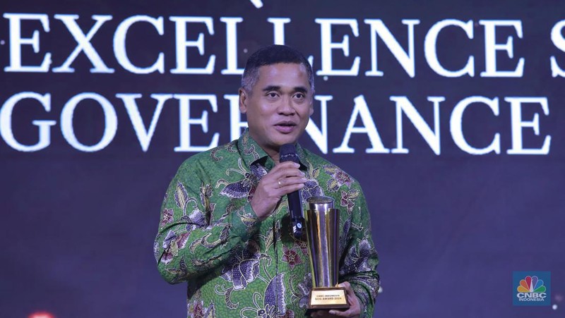 Direktur PT Bayan Resources Tbk, Alexander Ery Wibowo menerima penghargaan Most Excellence Compliance in Coal Company dalam acara Malam Anugerah GCG Awards 2024 di Kempinski Bali Room, Jakarta, Selasa (15/10/2024). (CNBC Indonesia/Tri Susilo)