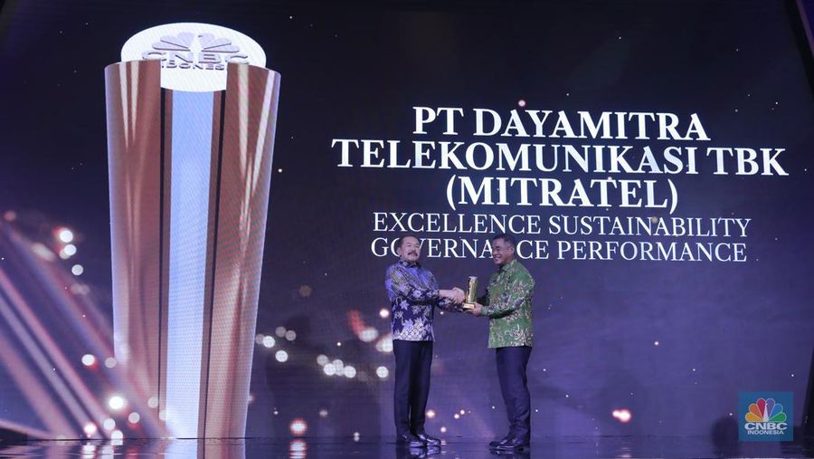 Direktur Utama Mitratel, Theodorus Ardi Hartoko menerima penghargaan Excellence Sustainability Governance Perfomance dalam acara Malam Anugerah CGC Awards 2024 di Kempinski Bali Room, Jakarta, Selasa (15/10/2024). (CNBC Indonesia/Muhammad Sabki)