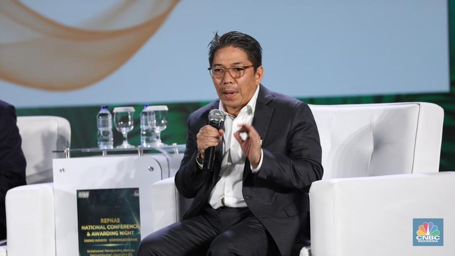Direktur Utama PT Pertamina Geothermal Energy Tbk, Julfi Hadi memberikan pemaparan dalam acara REPNAS National Conference & Awarding Night Energi Mandiri - Ekonomi Berdikari di Menara Bank Mega, Jakarta, Senin (14/10/2024). (CNBC Indonesia/Tri Susilo)