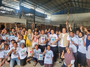 Emil Komitmen Perluas Lapangan Kerja Saat Kunjungi Pabrik Kerupuk di Krian