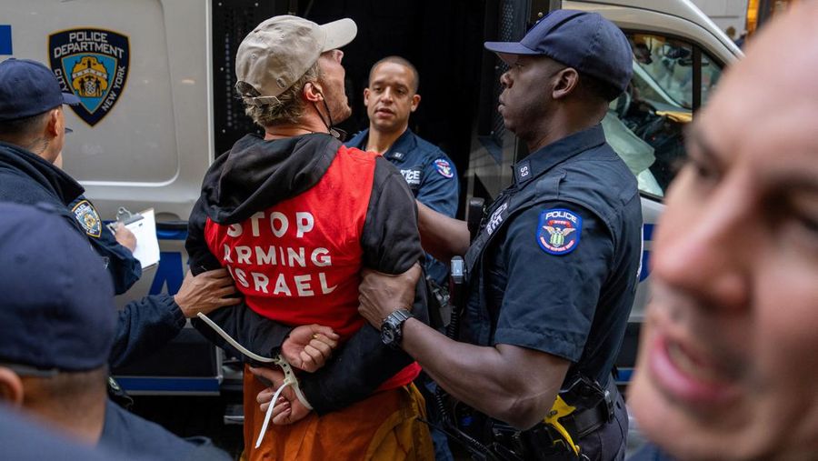 emonstran pro-Palestina yang melakukan aksi duduk di luar Bursa Efek New York, Amerika Serikat, Senin (14/10/2024). (REUTERS/David Dee Delgado)