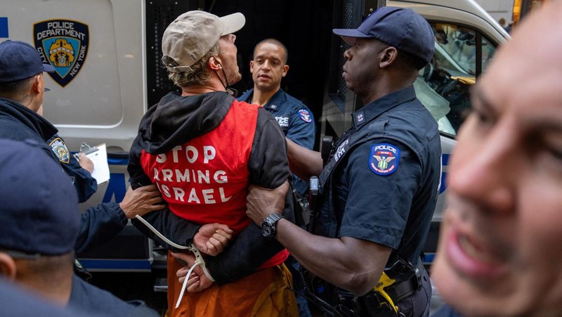 emonstran pro-Palestina yang melakukan aksi duduk di luar Bursa Efek New York, Amerika Serikat, Senin (14/10/2024). (REUTERS/David Dee Delgado)