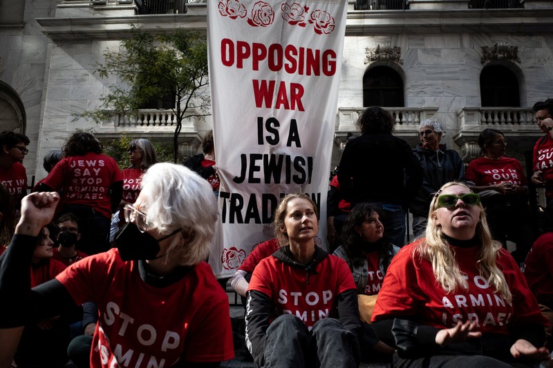 emonstran pro-Palestina yang melakukan aksi duduk di luar Bursa Efek New York, Amerika Serikat, Senin (14/10/2024). (REUTERS/David Dee Delgado) emonstran pro-Palestina yang melakukan aksi duduk di luar Bursa Efek New York, Amerika Serikat, Senin (14/10/2024). (REUTERS/David Dee Delgado)