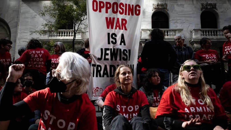 emonstran pro-Palestina yang melakukan aksi duduk di luar Bursa Efek New York, Amerika Serikat, Senin (14/10/2024). (REUTERS/David Dee Delgado)
