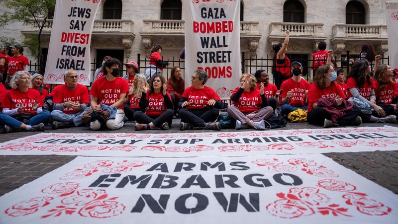 emonstran pro-Palestina yang melakukan aksi duduk di luar Bursa Efek New York, Amerika Serikat, Senin (14/10/2024). (REUTERS/David Dee Delgado)