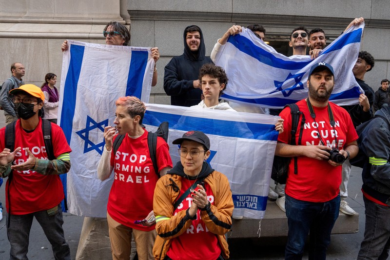 emonstran pro-Palestina yang melakukan aksi duduk di luar Bursa Efek New York, Amerika Serikat, Senin (14/10/2024). (REUTERS/David Dee Delgado) emonstran pro-Palestina yang melakukan aksi duduk di luar Bursa Efek New York, Amerika Serikat, Senin (14/10/2024). (REUTERS/David Dee Delgado)