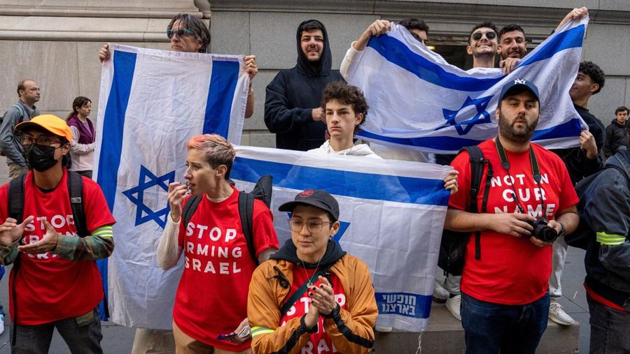 emonstran pro-Palestina yang melakukan aksi duduk di luar Bursa Efek New York, Amerika Serikat, Senin (14/10/2024). (REUTERS/David Dee Delgado)