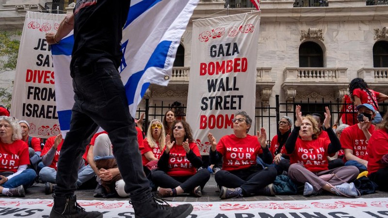 emonstran pro-Palestina yang melakukan aksi duduk di luar Bursa Efek New York, Amerika Serikat, Senin (14/10/2024). (REUTERS/David Dee Delgado)