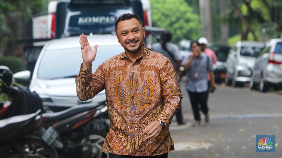 Giring Ganesha Djumaryo tiba di Jalan Kertanegara, Jakarta, Selasa (15/10/2024). (CNBC Indonesia/Faisal Rahman)