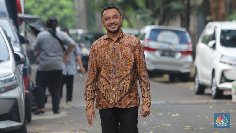 Giring Ganesha Djumaryo tiba di Jalan Kertanegara, Jakarta, Selasa (15/10/2024). (CNBC Indonesia/Faisal Rahman)