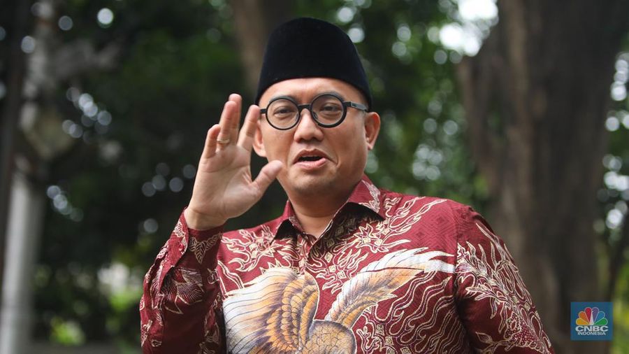 Juru Bicara Menhan, Dahnil Anzar Simanjuntak tiba di Jalan Kertanegara, Jakarta, Selasa (15/10/2024). (CNBC Indonesia/Faisal Rahman) Juru Bicara Menhan, Dahnil Anzar Simanjuntak tiba di Jalan Kertanegara, Jakarta, Selasa (15/10/2024). (CNBC Indonesia/Faisal Rahman)