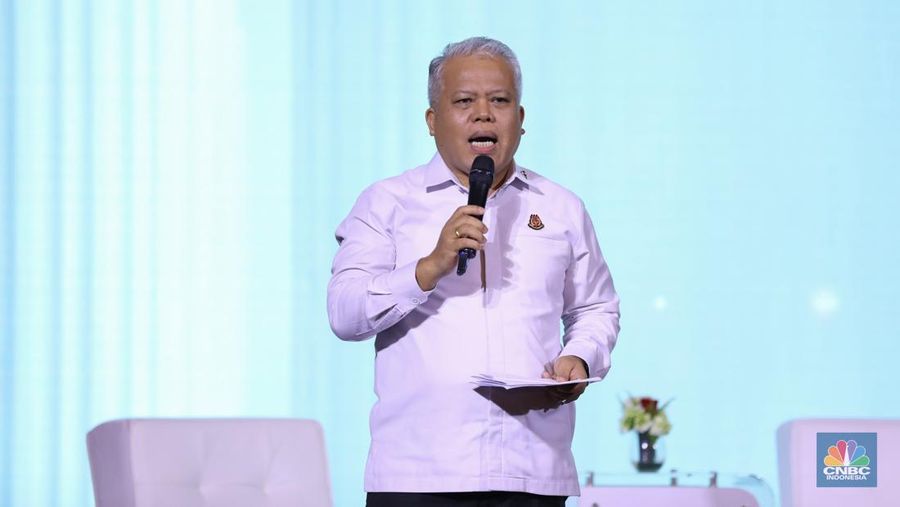 Kapuspenkum Kejaksaan Agung RI, Harli Siregar menjadi mpderator dalam acara Bincang Hukum Bersama Kejaksaan di Kempinski Bali Room, Jakarta, Selasa (15/10/2024). (CNBC Indonesia/Tri Susilo)