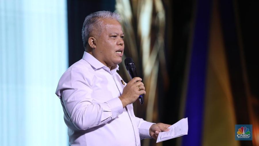 Kapuspenkum Kejaksaan Agung RI, Harli Siregar menjadi mpderator dalam acara Bincang Hukum Bersama Kejaksaan di Kempinski Bali Room, Jakarta, Selasa (15/10/2024). (CNBC Indonesia/Tri Susilo)