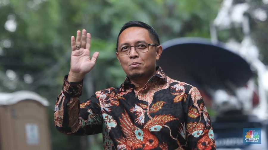 Kepala Kantor Komunikasi Kepresidenan, Hasan Nasbi di Jalan Kertanegara, Jakarta, Selasa (15/10/2024). (CNBC Indonesia/Faisal Rahman)