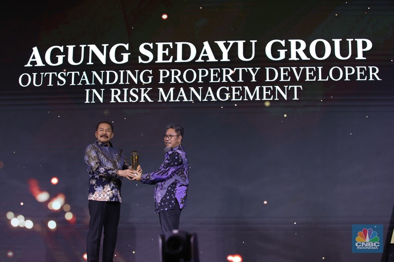 Direktur PT Bayan Resources Tbk, Alexander Ery Wibowo menerima penghargaan Most Excellence Compliance in Coal Company dalam acara Malam Anugerah GCG Awards 2024 di Kempinski Bali Room, Jakarta, Selasa (15/10/2024). (CNBC Indonesia/Tri Susilo)