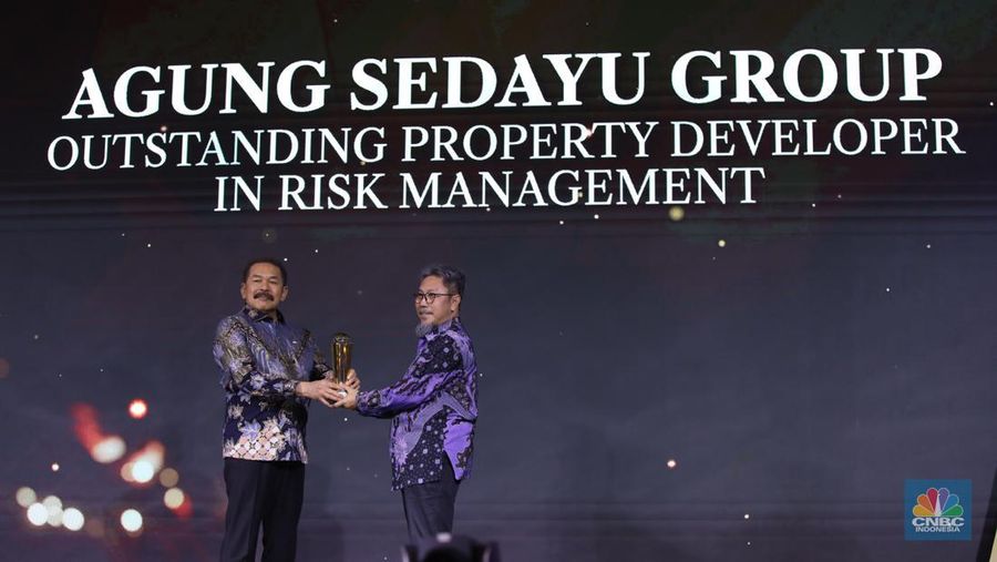 Direktur PT Bayan Resources Tbk, Alexander Ery Wibowo menerima penghargaan Most Excellence Compliance in Coal Company dalam acara Malam Anugerah GCG Awards 2024 di Kempinski Bali Room, Jakarta, Selasa (15/10/2024). (վ/Tri Susilo)