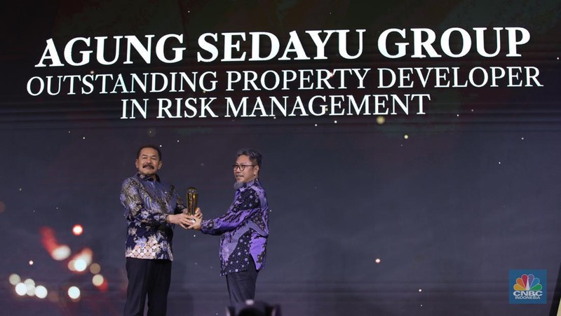 Direktur PT Bayan Resources Tbk, Alexander Ery Wibowo menerima penghargaan Most Excellence Compliance in Coal Company dalam acara Malam Anugerah GCG Awards 2024 di Kempinski Bali Room, Jakarta, Selasa (15/10/2024). (CNBC Indonesia/Tri Susilo)