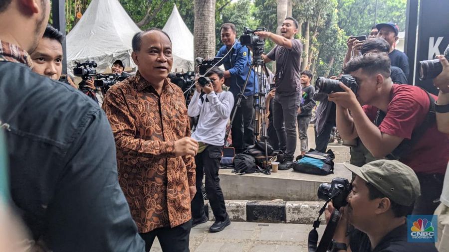 Menteri Kominfo, Budi Arie tiba di Jalan Kartanegara, Jakarta, Selasa (15/10/2024). (CNBC Indonesia/Emir Yanwardhana)