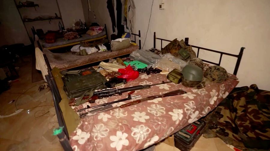 Militer Israel pada hari Senin (14 Oktober) melanjutkan penemuan terowongan bawah tanah disebut sebagai kompleks bawah tanah Hezbollah di Lebanon selatan. (Tangkapan Layar Video Reuters/ISRAEL ARMY HANDOUT)