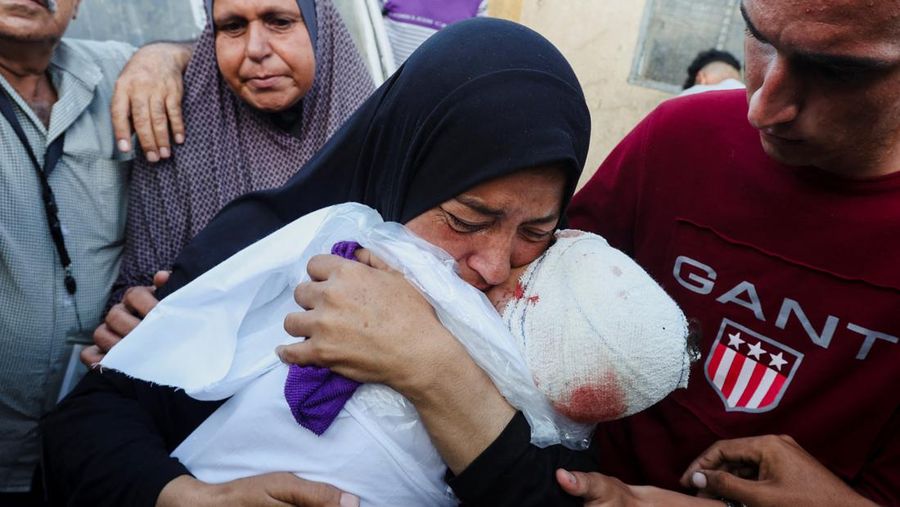 Nenek dari seorang bocah Palestina, Yaman Al-Zaanin, yang lahir dan terbunuh di tengah konflik Israel-Hamas yang sedang berlangsung dan kehilangan nyawanya dalam serangan Israel di sebuah sekolah yang diubah menjadi tempat penampungan, menurut petugas medis, membawa jenazahnya di Rumah Sakit Syuhada Al-Aqsa di Deir Al-Balah di Jalur Gaza tengah, 14 Oktober 2024. (REUTERS/Ramadan Abed)