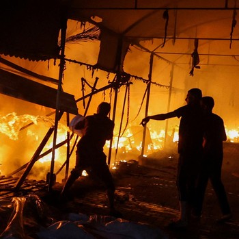 Sadis! Potret Israel Bakar Hidup-Hidup Pengungsi Gaza