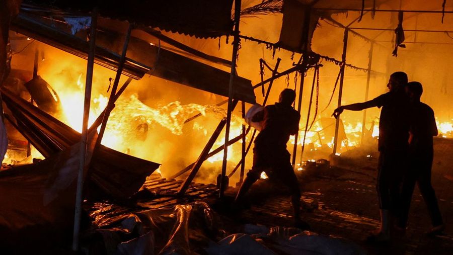 Warga Palestina memeriksa kerusakan di lokasi serangan Israel terhadap tenda-tenda yang menampung orang-orang terlantar, di tengah konflik Israel-Hamas, di rumah sakit Martir Al-Aqsa di Deir Al-Balah di Jalur Gaza tengah, 14 Oktober 2024. (REUTERS/Ramadan Abed)