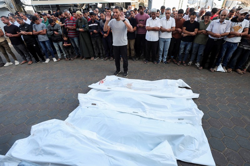 Warga Palestina memeriksa kerusakan di lokasi serangan Israel terhadap tenda-tenda yang menampung orang-orang terlantar, di tengah konflik Israel-Hamas, di rumah sakit Martir Al-Aqsa di Deir Al-Balah di Jalur Gaza tengah, 14 Oktober 2024. (REUTERS/Ramadan Abed)