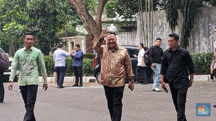 Otto Hasibuan tiba di Jalan Kartanegara, Jakarta, Selasa (15/10/2024). (CNBC Indonesia/Emir Yanwardhana)