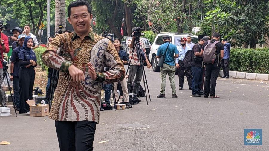 Pemain bulutangkis, Taufik Hidayat tiba di jalan Kartanegara, Selasa (15/10/2024). (CNBC Indonesia/Emir Yanwardhana)