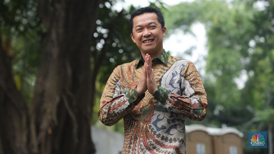 Pemain bulutangkis, Taufik Hidayat tiba di jalan Kartanegara, Selasa (15/10/2024). (CNBC Indonesia/Faisal Rahman)