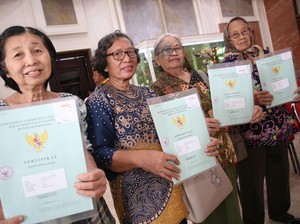 Pemkot Surabaya Serahkan 39 Sertifikat HGB di Atas HPL Pemegang Surat Ijo