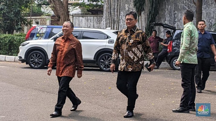 Politikus Muhammad Anis Matta tiba di Jalan Kertanegara, Jakarta, Selasa (15/10/2024). (CNBC Indonesia/Emir Yanwardhana)