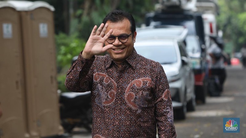 Ketua Umum Partai Gelora, Anis Matta tiba di Jalan Kertanegara, Jakarta, Selasa (15/10/2024). (CNBC Indonesia/Faisal Rahman)