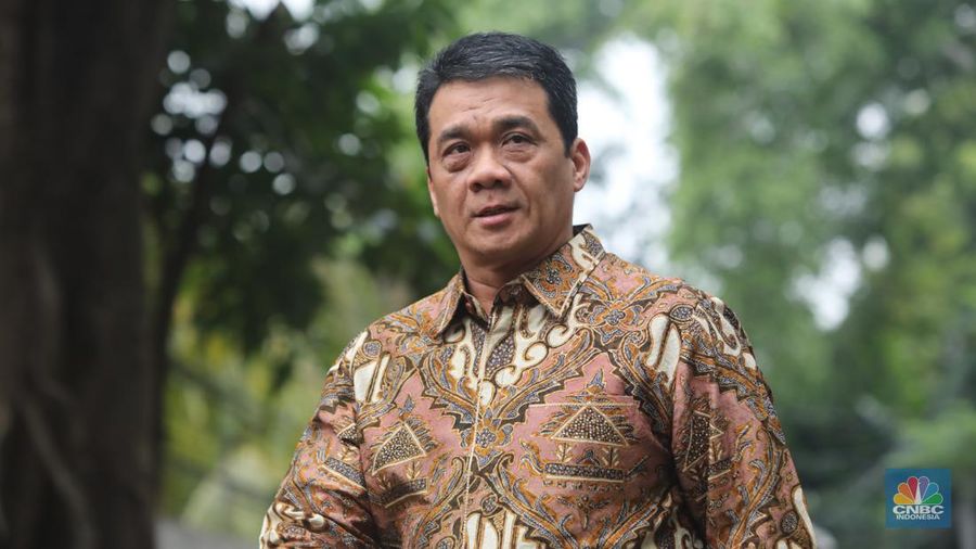 Politikus Partai Gerindra, Riza Patria tiba Jalan Kertanegara, Jakarta, Selasa (15/10/2024). (CNBC Indonesia/Faisal Rahman)