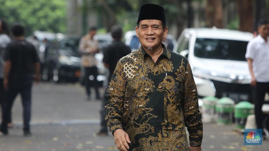 Politikus Partai Gerindra, Romo H. R. Muhammad Syafi'i tiba di Jalan Kartanegara, Jakarta, Selasa (15/10/2024). (CNBC Indonesia/Faisal Rahman)