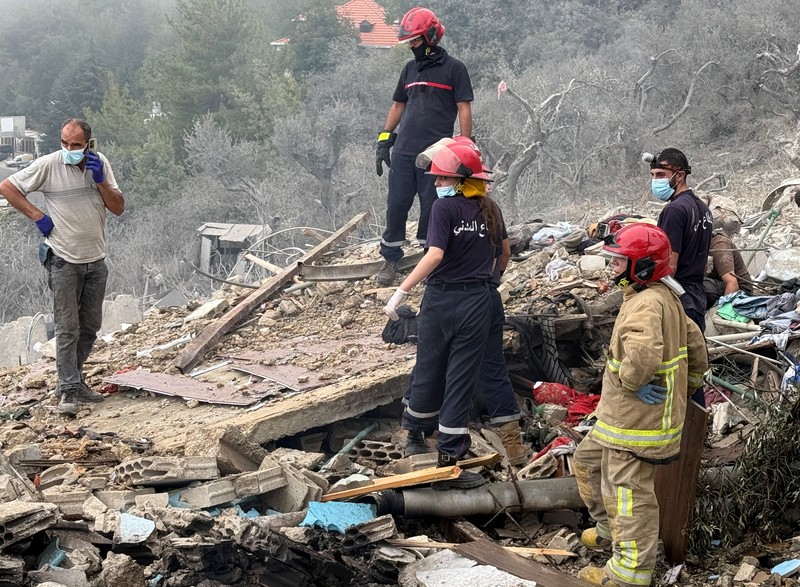 Suasana psaca serangan udara Israel di wilayah Aitou yang mayoritas penduduknya beragama Kristen di Lebanon utara, Senin (14/10/2024). (REUTERS/Omar Ibrahim) Suasana psaca serangan udara Israel di wilayah Aitou yang mayoritas penduduknya beragama Kristen di Lebanon utara, Senin (14/10/2024). (REUTERS/Omar Ibrahim)