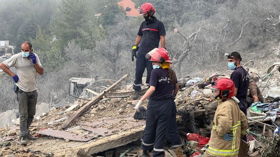 Suasana psaca serangan udara Israel di wilayah Aitou yang mayoritas penduduknya beragama Kristen di Lebanon utara, Senin (14/10/2024). (REUTERS/Omar Ibrahim)
