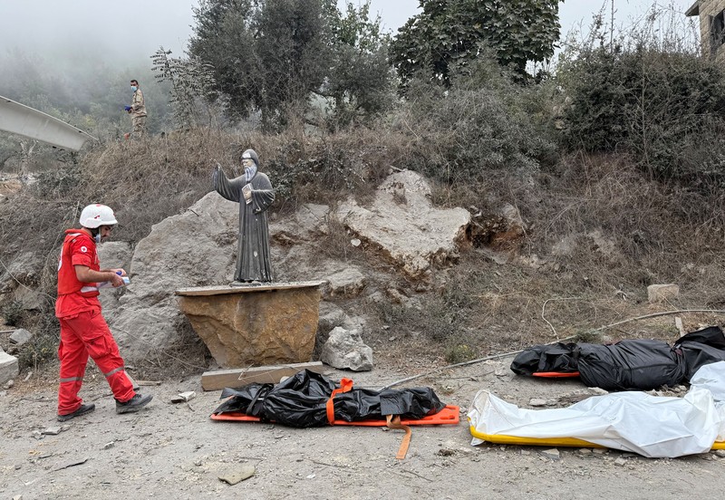 Suasana psaca serangan udara Israel di wilayah Aitou yang mayoritas penduduknya beragama Kristen di Lebanon utara, Senin (14/10/2024). (REUTERS/Omar Ibrahim)