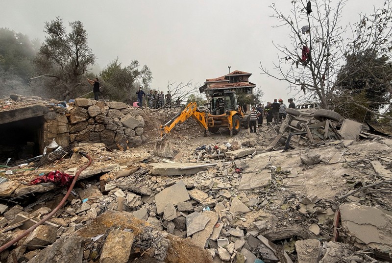 Suasana psaca serangan udara Israel di wilayah Aitou yang mayoritas penduduknya beragama Kristen di Lebanon utara, Senin (14/10/2024). (REUTERS/Omar Ibrahim)