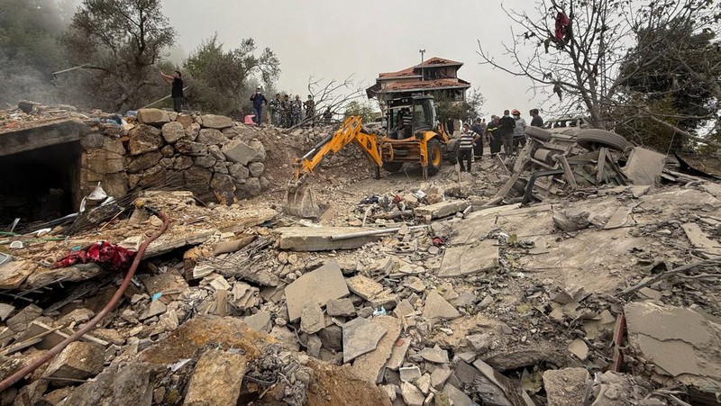 Suasana psaca serangan udara Israel di wilayah Aitou yang mayoritas penduduknya beragama Kristen di Lebanon utara, Senin (14/10/2024). (REUTERS/Omar Ibrahim)