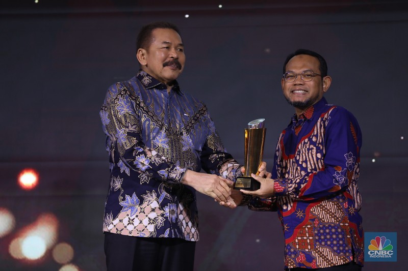 Direktur PT Bayan Resources Tbk, Alexander Ery Wibowo menerima penghargaan Most Excellence Compliance in Coal Company dalam acara Malam Anugerah GCG Awards 2024 di Kempinski Bali Room, Jakarta, Selasa (15/10/2024). Direktur PT Bayan Resources Tbk, Alexander Ery Wibowo menerima penghargaan Most Excellence Compliance in Coal Company dalam acara Malam Anugerah GCG Awards 2024 di Kempinski Bali Room, Jakarta, Selasa (15/10/2024). (CNBC Indonesia/Tri Susilo)