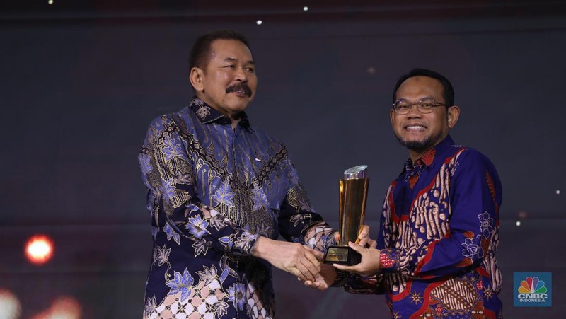 Direktur PT Bayan Resources Tbk, Alexander Ery Wibowo menerima penghargaan Most Excellence Compliance in Coal Company dalam acara Malam Anugerah GCG Awards 2024 di Kempinski Bali Room, Jakarta, Selasa (15/10/2024). (CNBC Indonesia/Tri Susilo)