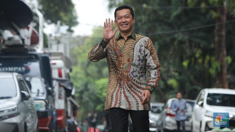 Ketua Umum Partai Gelora, Anis Matta tiba di Jalan Kertanegara, Jakarta, Selasa (15/10/2024). (CNBC Indonesia/Faisal Rahman)