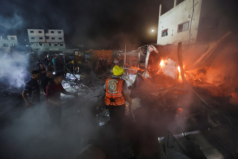 Warga Palestina memeriksa kerusakan di lokasi serangan Israel terhadap tenda-tenda yang menampung orang-orang terlantar, di tengah konflik Israel-Hamas, di rumah sakit Martir Al-Aqsa di Deir Al-Balah di Jalur Gaza tengah, 14 Oktober 2024. (REUTERS/Ramadan Abed)